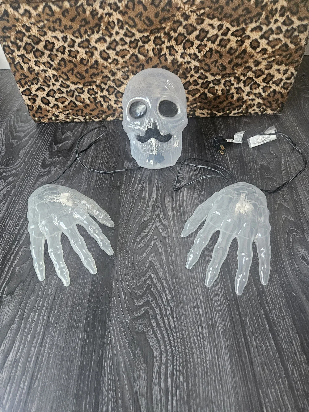 Skull Accent Light - Glowing Clear Halloween Decor